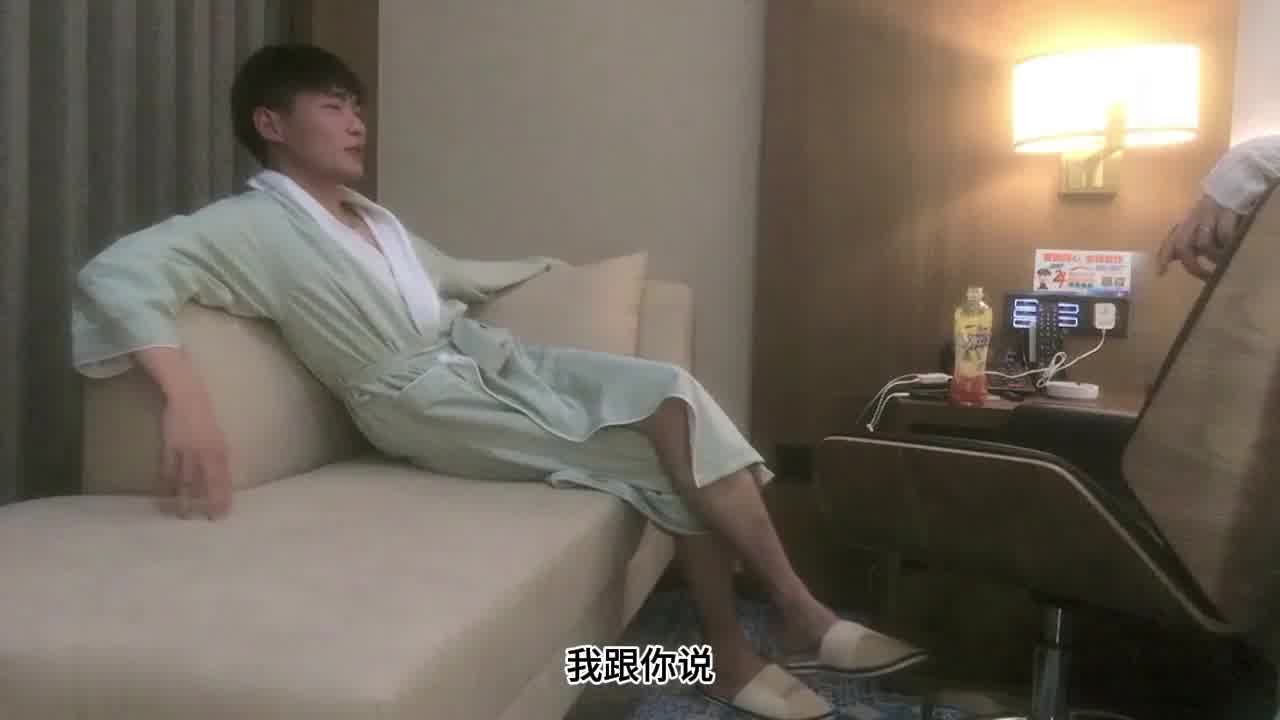  探探勾搭颜值女神，大长腿苗条身姿，挺骚还在装矜持，极限拉扯，强行推倒，无套插入内射，对白精彩 的剧照2