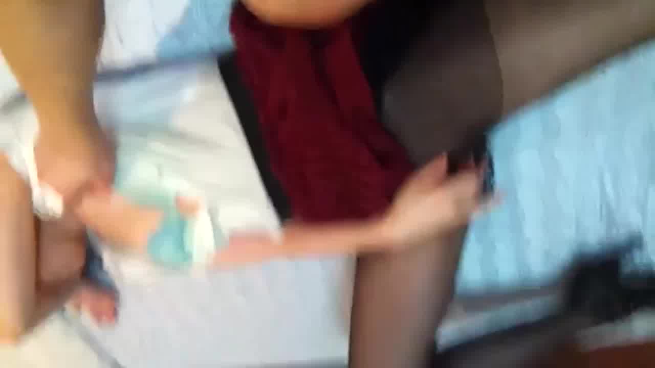  趁表妹醉倒睡觉时偷偷撕破黑丝连裤袜摸到她淫水狂流 的剧照9