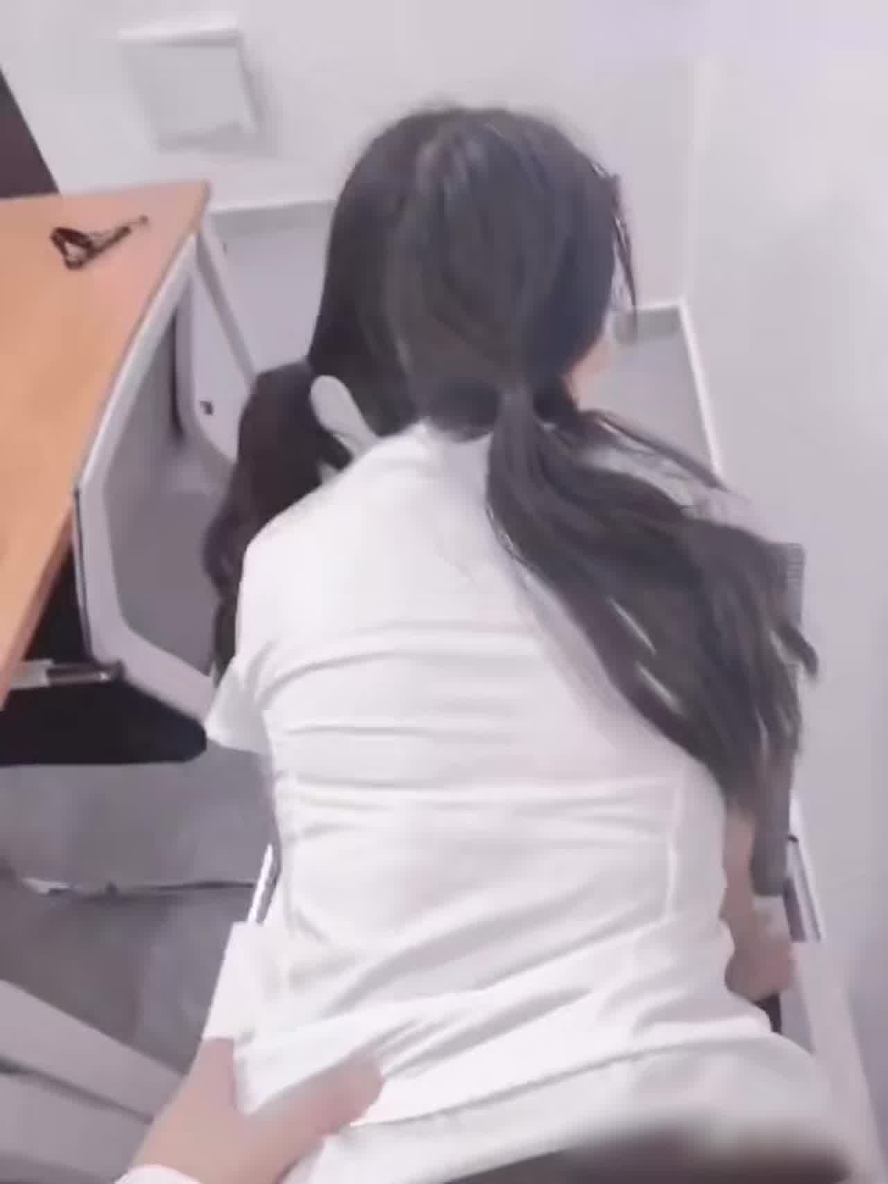  你在办工却有母狗忍不住开始口 的剧照4