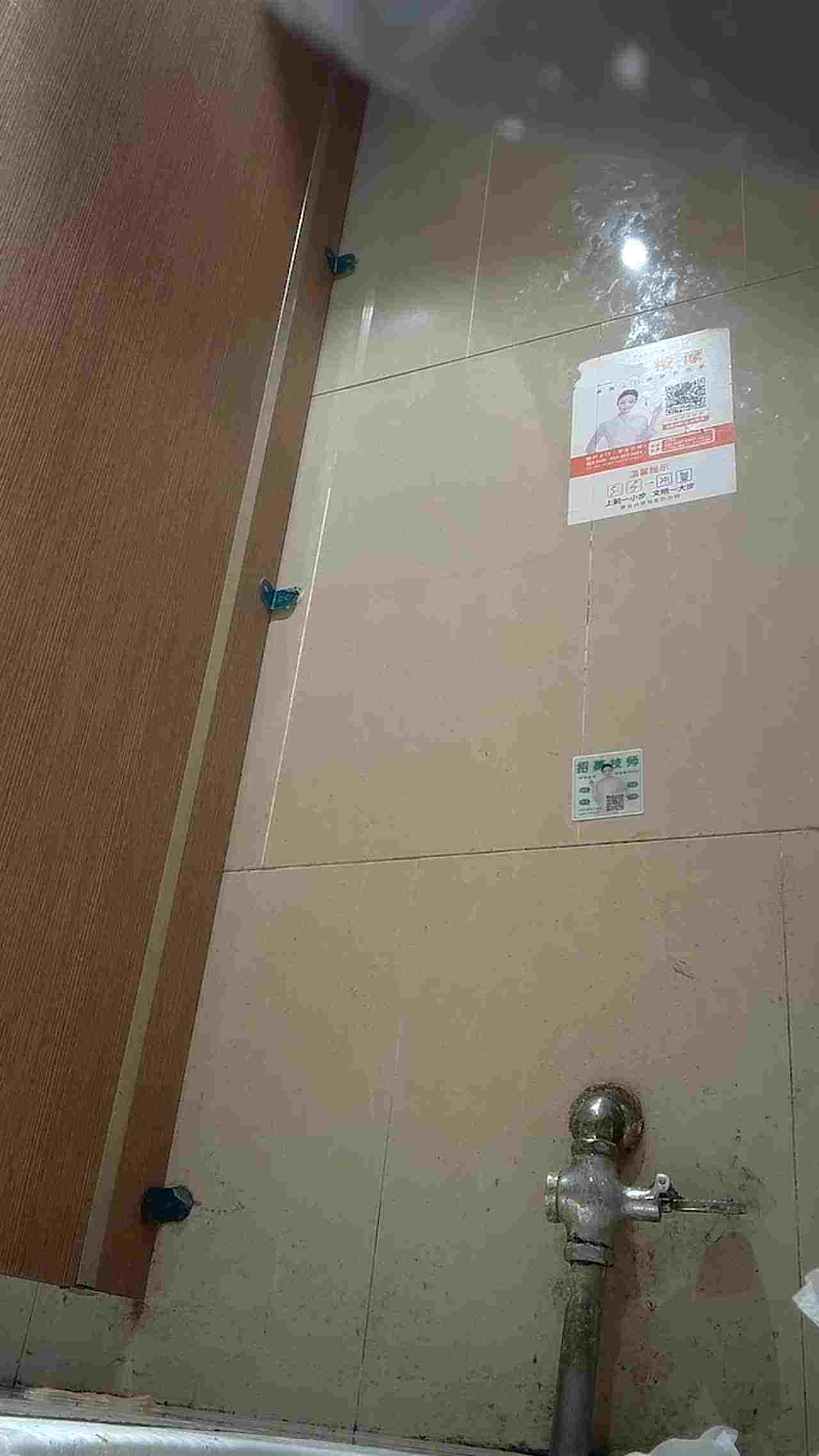  厕所偷拍蓝领小姐姐月经来还有垫片 的剧照5