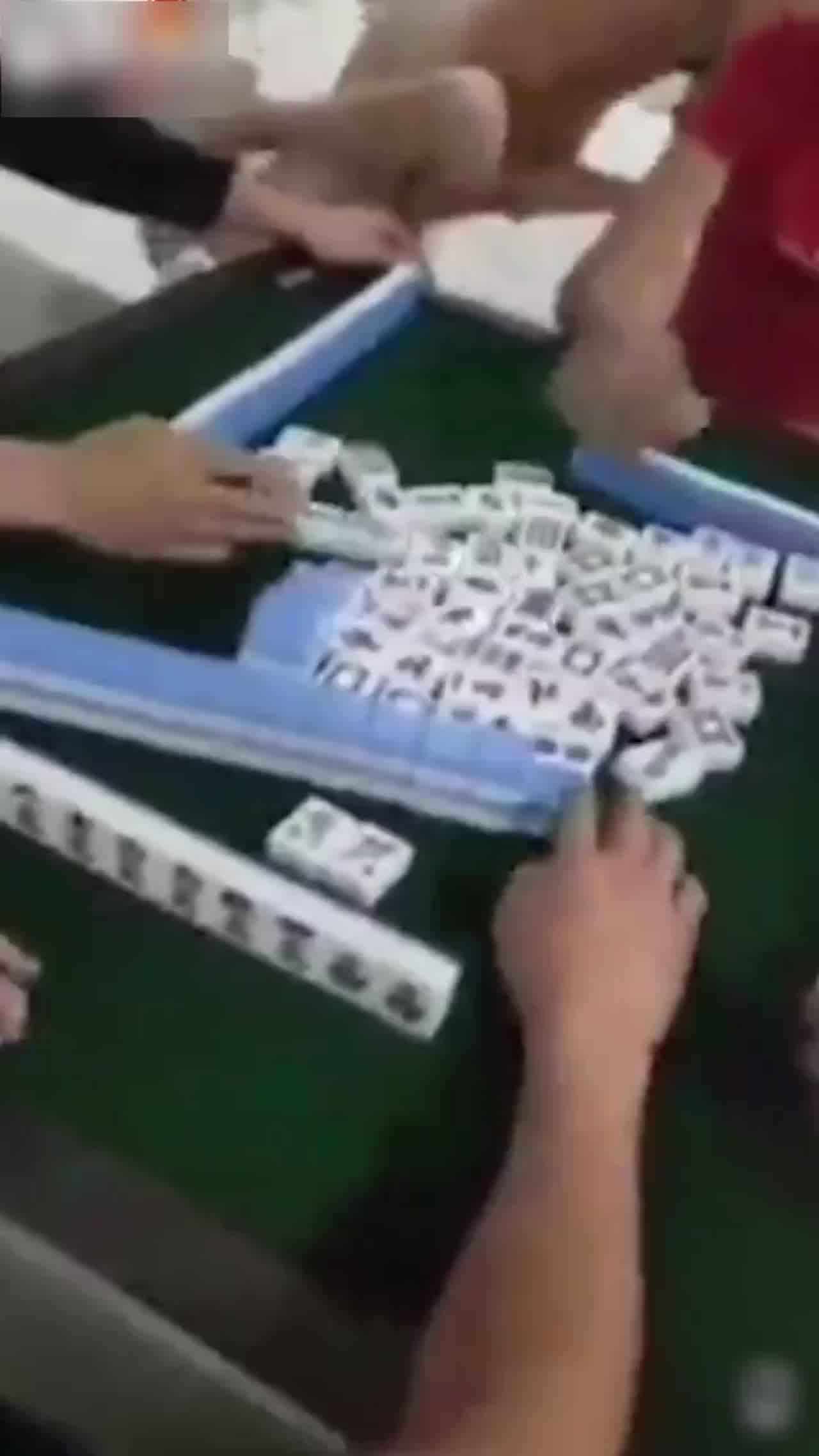  【多人围观】麻将输了肉偿!这真是连裤衩子都输光了! 的剧照8