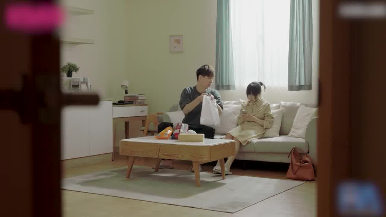  皇家华人 禁欲一个月 趁女友不在与她的好友出轨疯狂做爱 的剧照2