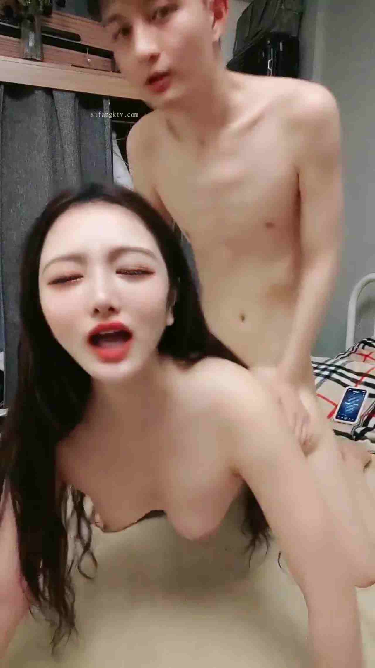  皮包骨大战白晰女主播 的剧照10