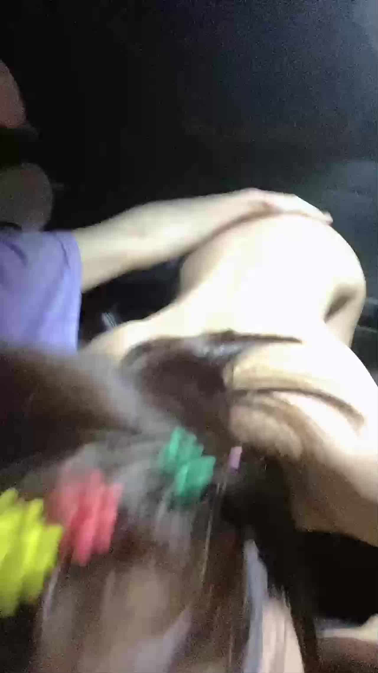  富二代诱骗小妹妹车上口交 的剧照1